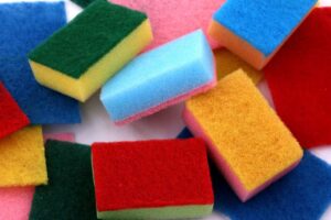 Non usare mai la spugna da cucina più di così: il rischio nascosto che pochi conoscono