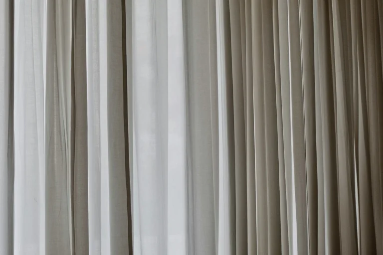 Come sbiancare le tende senza candeggina: ecco cosa mettere in lavatrice per farle brillare?