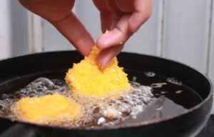 Come togliere l'odore di fritto dalla cucina: il rimedio naturale